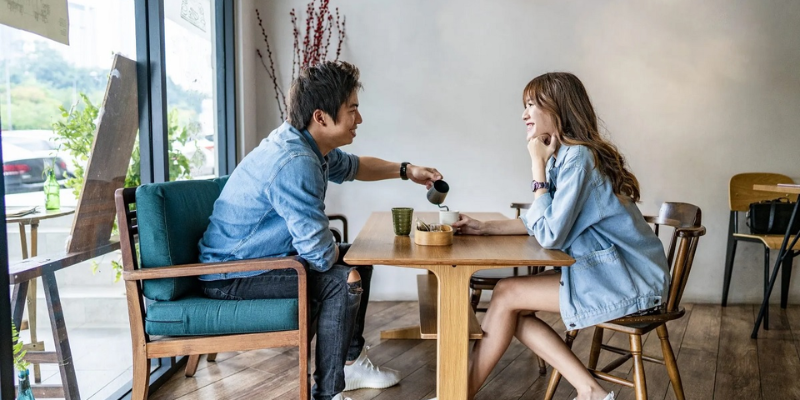 Góc nhìn tâm lý: Khi nào nên ngồi cạnh, khi nào nên ngồi đối diện?